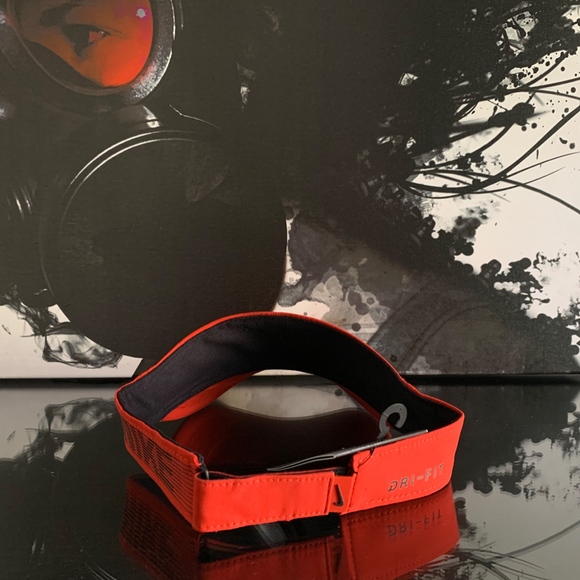 NIKE AEROBILL DRI FIT TRAINING VISOR - Picture 4 of 6